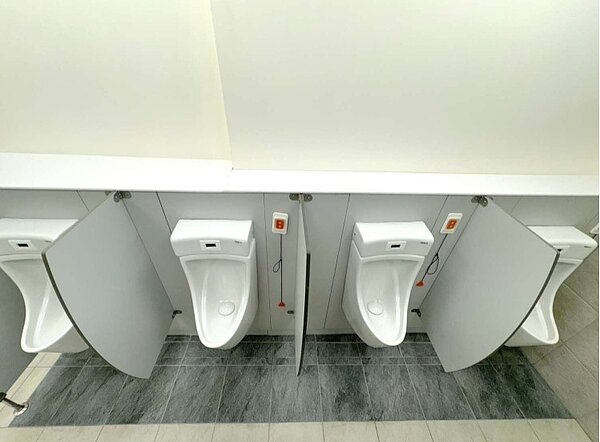 竹縣力推公廁改善計畫,汰舊換新重點包括動線重新調整、廁所出入口平滑順暢、增加坐式馬桶廁間、優化無障礙設施、重點運用抽風機及採用環保節能產品等項目。圖/新竹縣政府提供