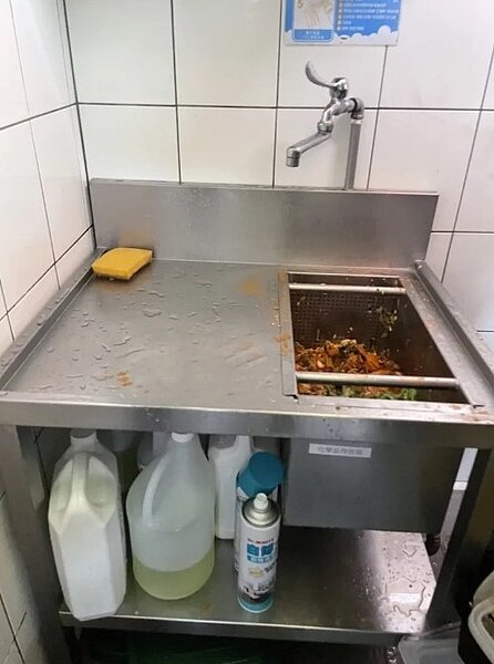 王品集團旗下「初瓦」、「嚮辣」位於西門分店的兩間餐廳昨晚遭爆出食物中毒,對此王品表示兩家門店4月6日已經自主停業,直到查明原因,並要求所在大樓再度清洗水塔,同時進行餐廳全面清消。圖/台北市衛生局提供