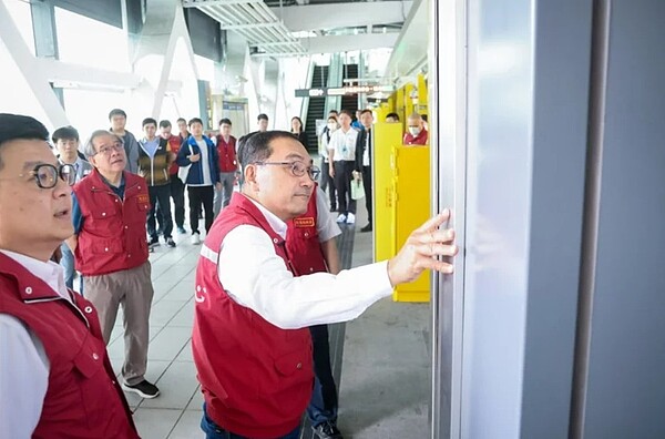 新北市長侯友宜今天到捷運環狀線視察,第三階段通車須確保安全無虞才會通車。圖/新北市捷運局提供