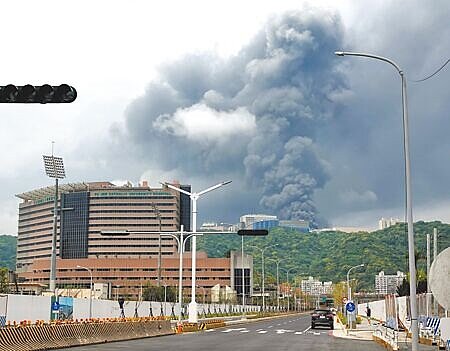 新北市泰山區的南亞塑膠林口二廠7日凌晨2時許發生火災,悶燒12小時後,火勢才控制撲滅,但嚴重空汙影響新莊、泰山、五股、林口、三重及桃園龜山。(黃世麒攝)