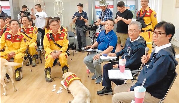 高市特搜隊完成任務，7日返回高雄，市長陳其邁（右一）表達感謝，搜救犬Roger當場咬起新玩具。圖／高雄市消防局提供