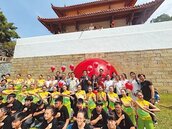 台南逾10萬人追紅球　排隊包圍大南門城