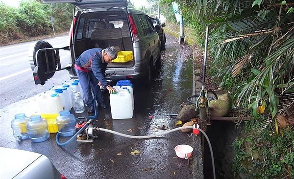 苗栗縣抽驗山泉水水質。圖/苗栗縣政府提供