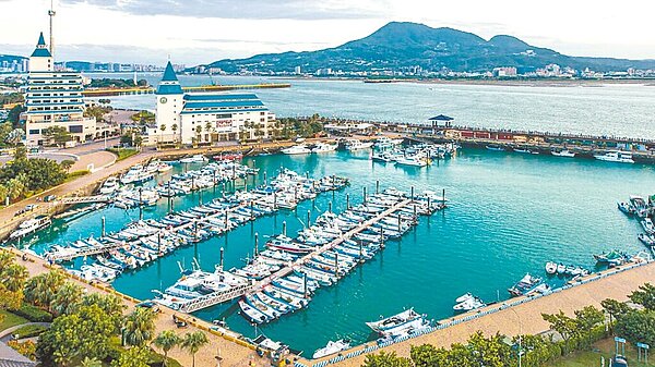 新北市漁業處將在2024至2025年間執行「淡水第二漁港設施改善工程」,優化漁人碼頭既有的引道橋、木棧道等設施。圖/新北市政府提供