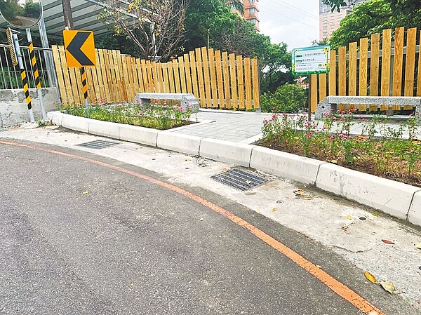 新北市環保局推動「化髒亂點為小花園」計畫,2024年預計再改造7處,圖為淡水區鄧公里髒亂點改造後。圖/新北市環保局提供