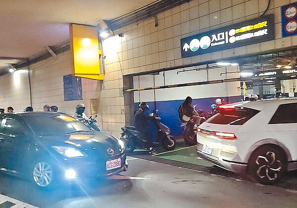 捷運淡水站轉乘停車場在上班尖峰與假日時段,時常客滿,導致入場車輛大排長龍。圖/新北市議員鄭宇恩提供