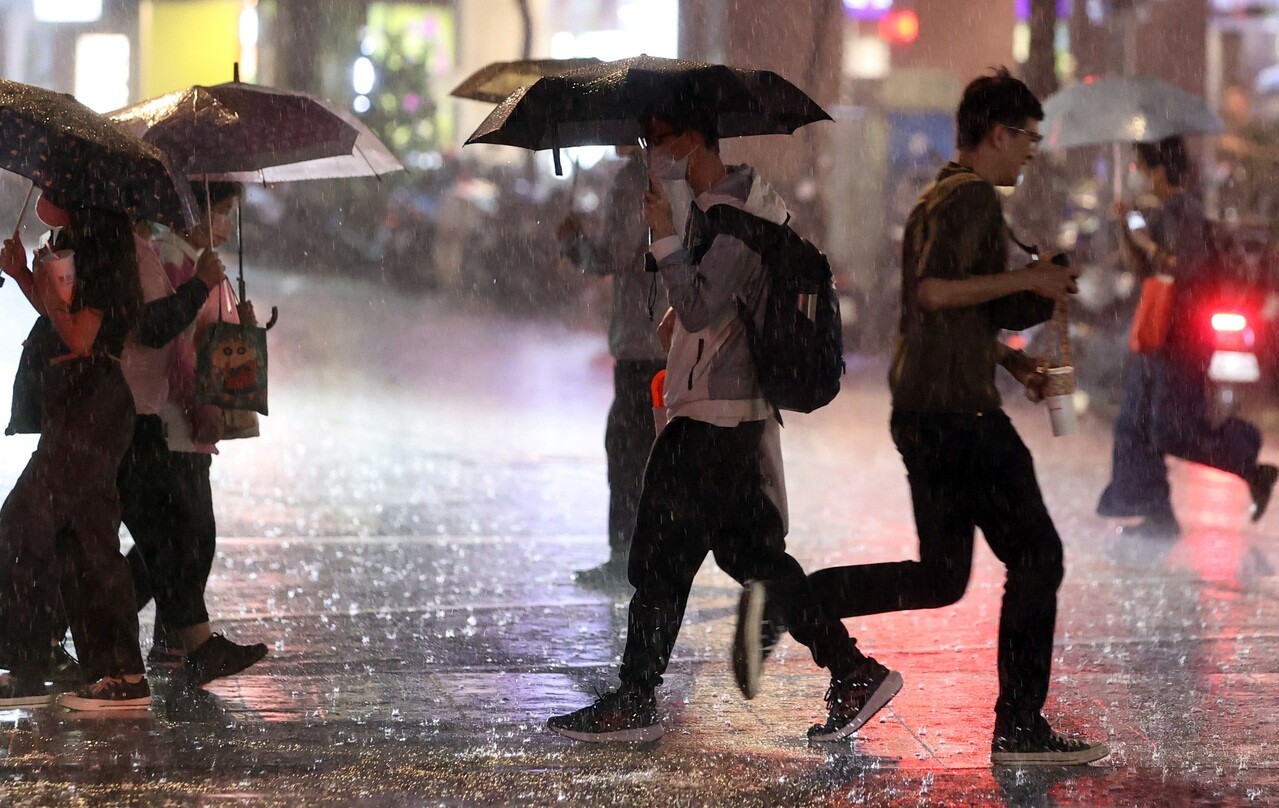 中央氣象署指出，今、明兩天天氣不穩，全台有雨，其中中部以北、東北部慎防雷雨。本報資料照片 