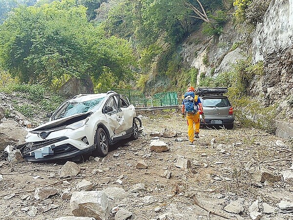 中橫公路在花蓮大地震中受重創，政府該進行重建或讓它們休養生息？台大土木系教授李鴻源表示，這是複雜的選擇題。圖／花蓮縣消防局提供