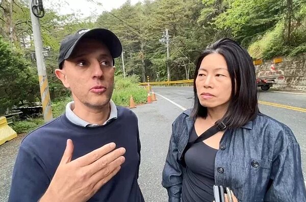 台灣前駐紐西蘭代表蔡爾晃的女婿Dimitris Belbas(左)在強震後協助救人,7日和妻子現身,回想當時景況數度哽咽、泛淚,他謙稱只是做他做得到的事。圖/讀者提供