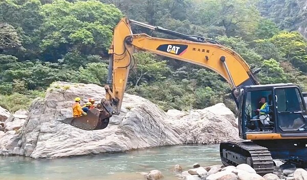 大型怪手挺進 搜救人員昨調來大型怪手,向砂卡礑步道崩壁處挺進。圖/花蓮縣消防局提供