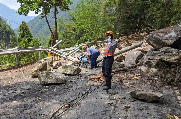 中橫便道因花蓮大地震交通中斷,工程人員連續搶修,7日中午終於搶通。圖/谷關工務段提供