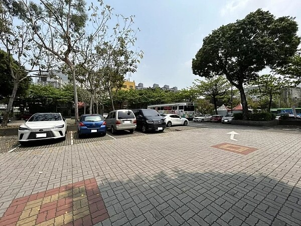 台中市議員陳俞融批評,台中市僅15.3萬汽車停車格,六都中第三少,增設速度太慢。圖/陳俞融提供