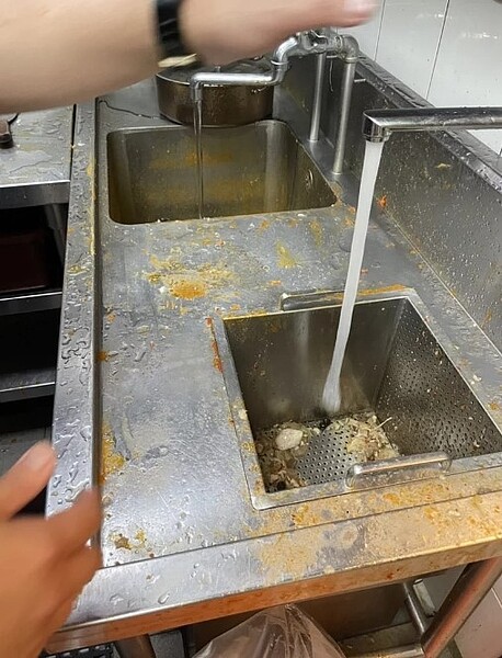 北市衛生局日前稽查「初瓦」,發現廚餘區、油炸機、烤台、洗滌區等處不潔,勒令停業改善。圖/台北市衛生局提供