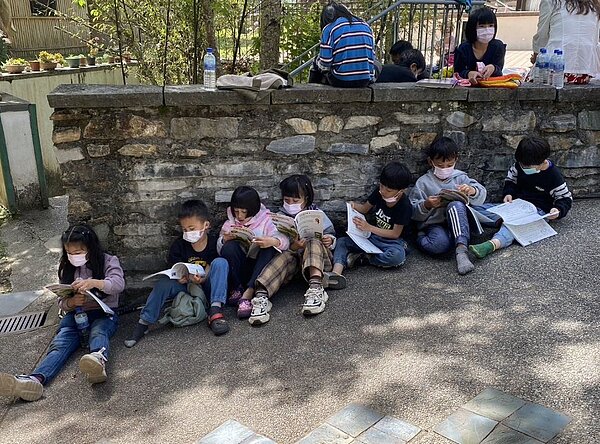 花蓮縣西寶國小學生地震後受困,因餘震不斷,把課桌椅搬到樹蔭下上課,還考了期中考。圖/西寶國小提供