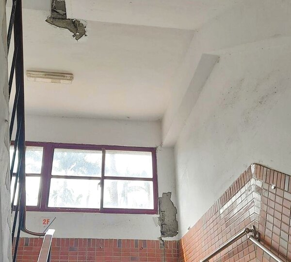 受花蓮地震影響，台北市景美女中3年級所在校舍勵學樓出現鋼筋裸露、教室燈座掉，8日至12日實施線上同步上課，實體復課時間依建築修復情形而定。圖／台北市教育局提供