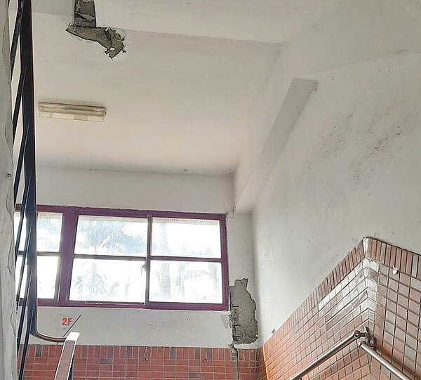 受花蓮地震影響,台北市景美女中3年級所在校舍勵學樓出現鋼筋裸露、教室燈座掉,8日至12日實施線上同步上課,實體復課時間依建築修復情形而定。圖/台北市教育局提供