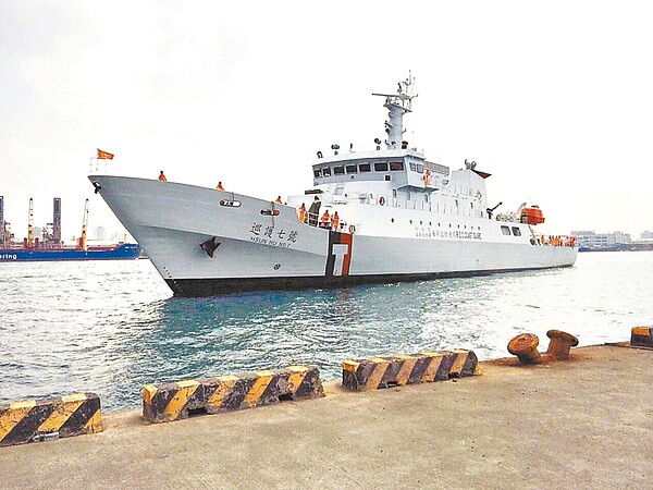 屏東東港籍漁船「鴻興漁號」在4月3日花蓮大地震後即失聯，海巡署出動巡護7號等船艦搜尋。圖為巡護7號執行其他任務後返港。圖／海巡署提供