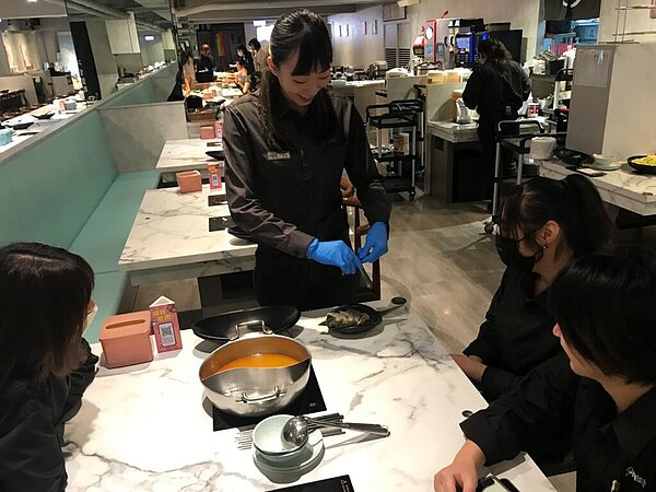 剝蝦殼的服務很貼心有感。(圖/記者李明真拍攝)
