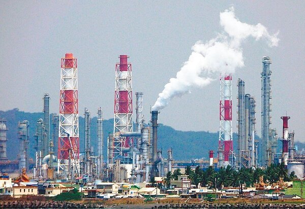 環境部將於4月下旬召開第三次碳費費率審議會，包括費率、開徵時程都將是攻防焦點。圖／聯合報系資料庫