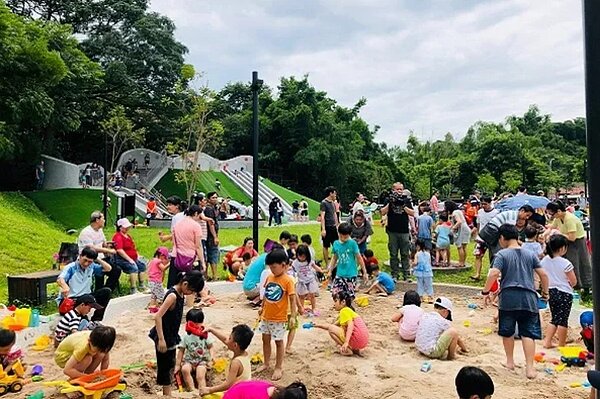 斬龍山遺址文化公園開發後,規劃溜滑梯、沙坑、噴水池提供民眾休憩使用。圖/新北市政府提供