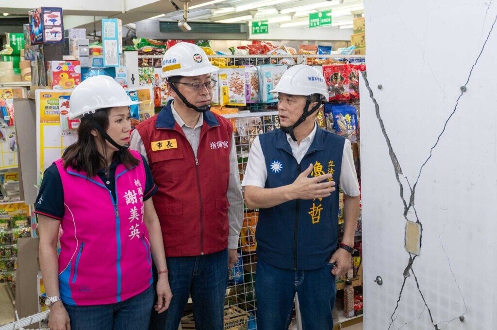 桃園市長張善政率副市長、民代等人前往視察地震受損建物,圖片桃園市政府提供