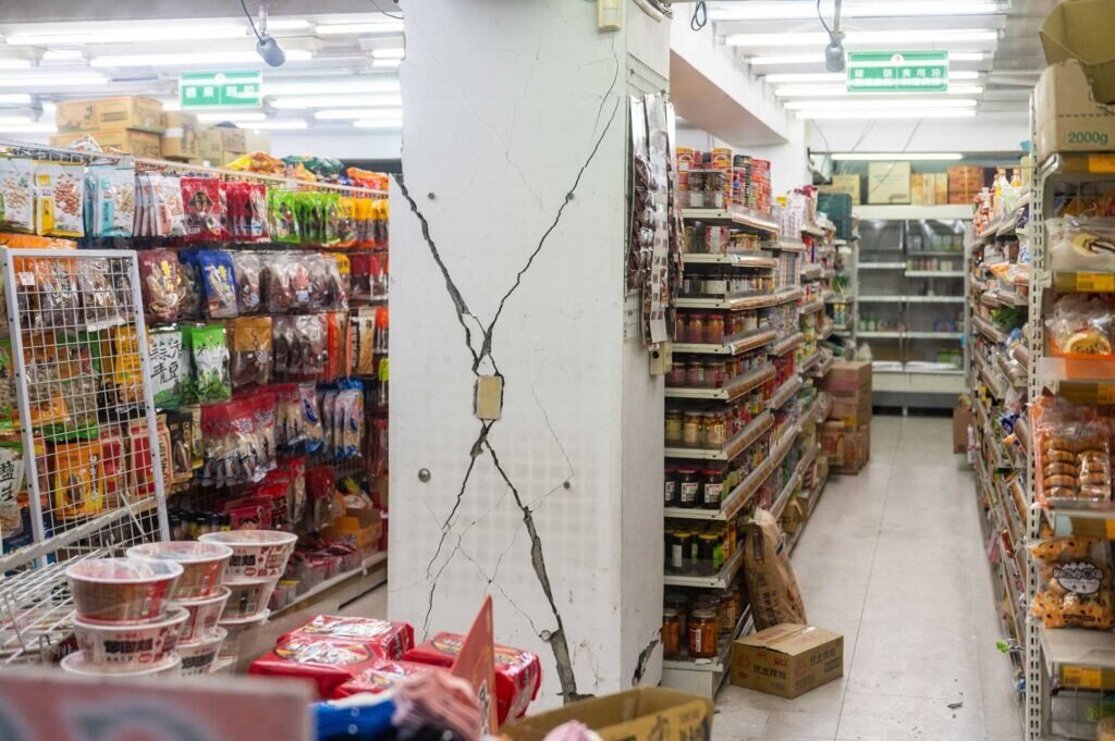 國家地震工程研究中心建議,震後柱子出現X形時,應立即撤離屋內,圖片桃園市政府提供