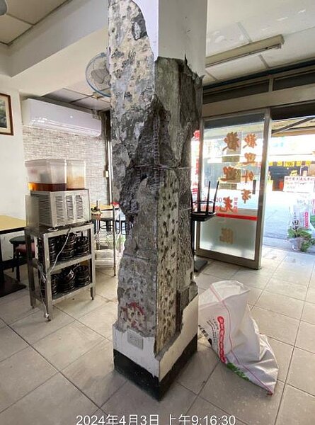 李四川臉書貼文後，文山區里長陳峙穎到底下留言問，「一樓及頂樓既有增建問題，市府有要拿出魄力規劃逐步退場嗎？ 」圖／引用自李四川臉書