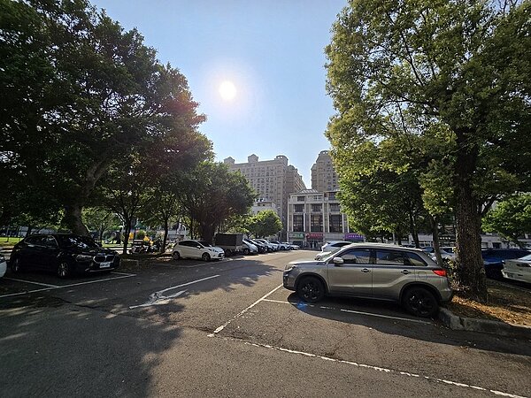 市府指出,市府預計將此處既有平面停車場改建為地下2層停車場,停車位將從汽車104席增加至247席,上方仍維持公園供居民使用,提供市民完善的停車與休憩空間。圖/新竹市政府提供