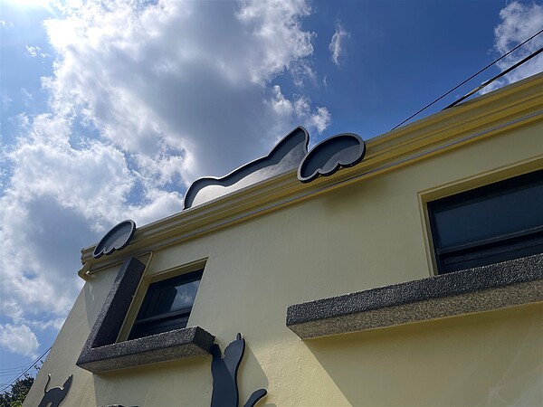 大型貓咪雕塑於屋頂迎接民眾。圖/新北市動保處提供