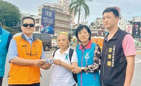 花蓮縣吉安鄉長游淑貞(右二)8日偕同仁里義消陳姓顧問(左一),捐款10萬元給天王星大樓6樓的71歲汪姓婦女(左二),盼她中風的兒子能妥善得到醫療照顧。(劉彥宜攝)