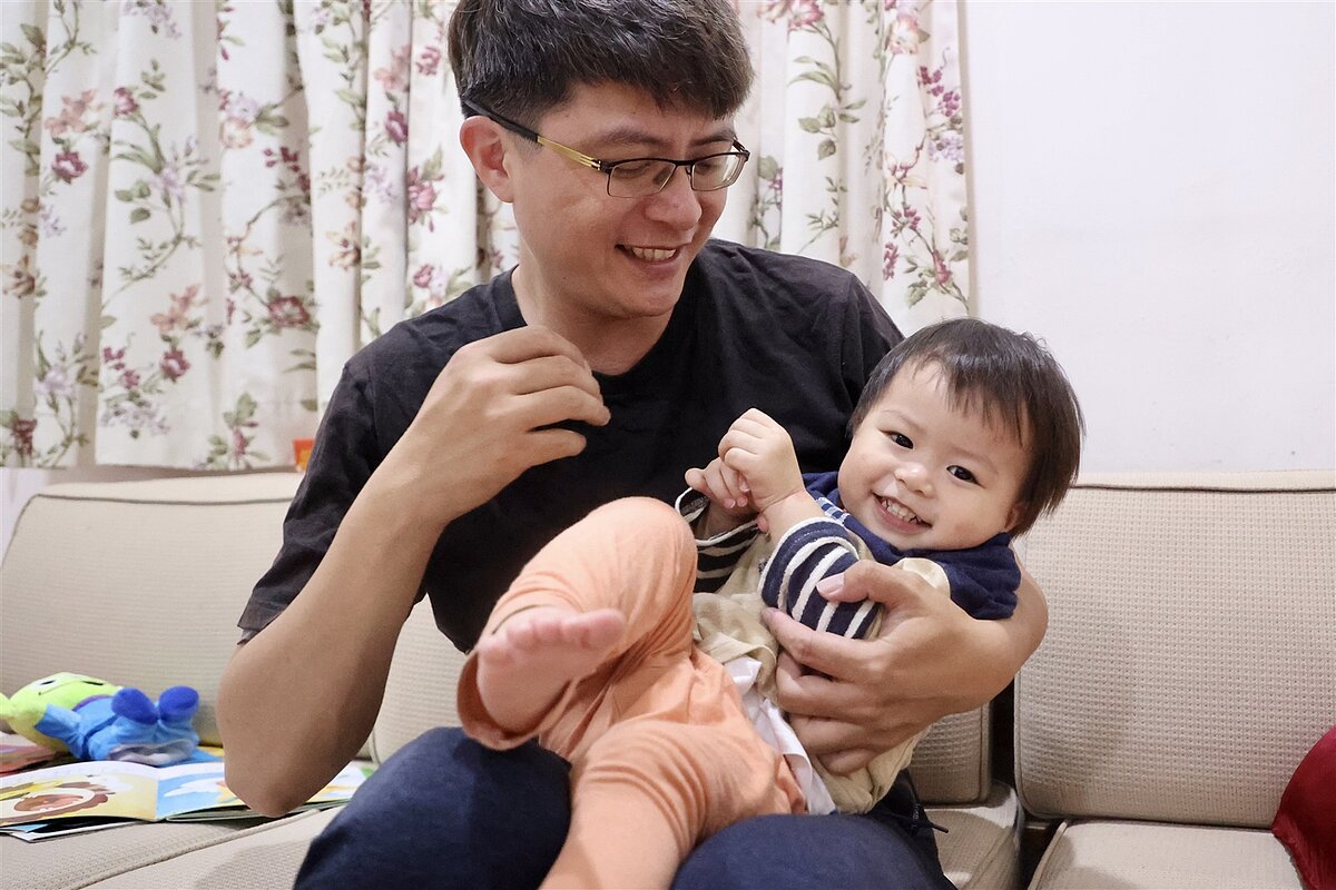 男性請育嬰假一來體現工作平等;二來短暫回歸家庭讓男方對照顧小孩有更多的理解和對配偶的體貼。記者林伯東/攝影