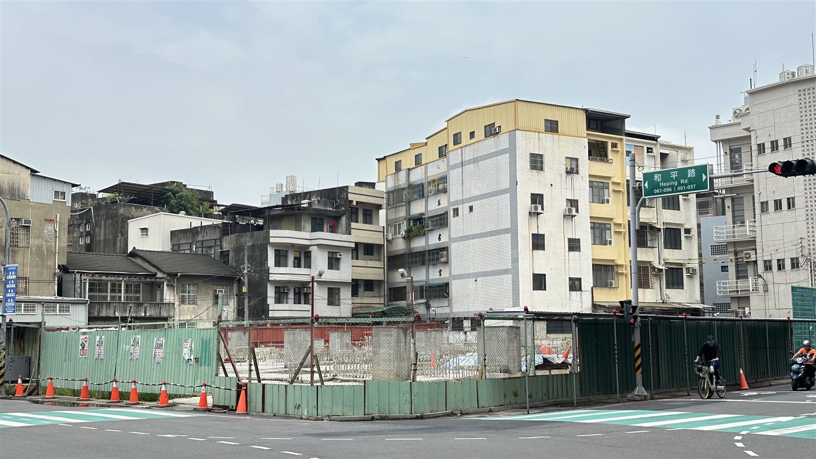 預定去年6月完工的中華郵政彰化光復郵局新建商業大樓,沒想到還在打地基時,因計畫進駐經營的國賓影城抽腿,被迫停工約兩年。記者劉明岩/攝影