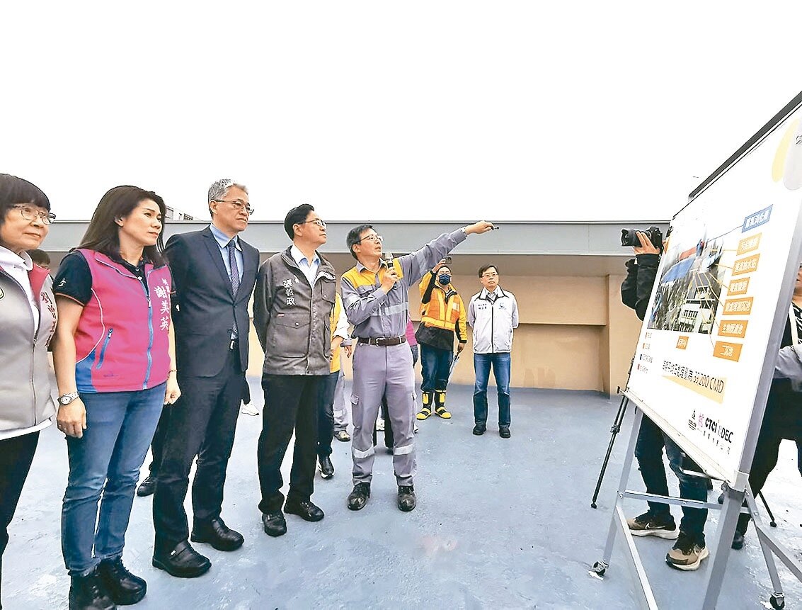 中壢水資源回收中心第一期工程完工,內政部次長吳堂安(左三起)、桃園市長張善政昨視察聽簡報。記者曾增勳/攝影