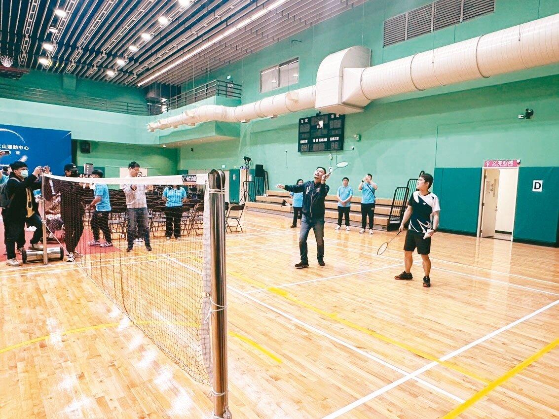 文山區運動中心去年底封館整修,昨天正式開幕,整修後場館新設兒童體適能中心,更率全國之先,引進智能羽球場。記者洪子凱/攝影