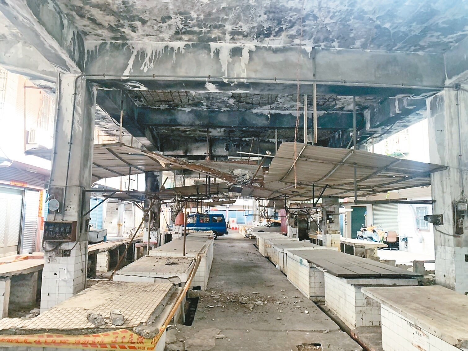 高雄榮祿市場天花板鐵架搖搖欲墜,周遭水溝還有廢水殘留,附近住戶都看不下去。記者宋原彰/攝影