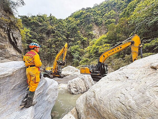 搜救人員8日持續在砂卡礑步道找尋失聯人員,並動用怪手循著水路深入步道。圖/花蓮縣消防局提供