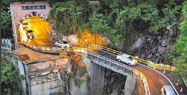 花蓮強震一度讓台9線蘇花公路中斷，花蓮縣觀光協會理事長陳義豐8日表示，約65％北部觀光客經蘇花公路自駕到花蓮，呼籲政府「以人為本」，加速改善花蓮命脈的蘇花公路。圖／公路局提供