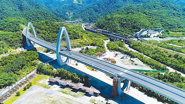 公路局8日著手修正蘇花安全提升計畫(蘇花安)相關資料,擬5月中旬提送環境部二度闖關環評,拚2032年竣工。圖為2019年通車的蘇花改。圖/蘇花改工程處提供