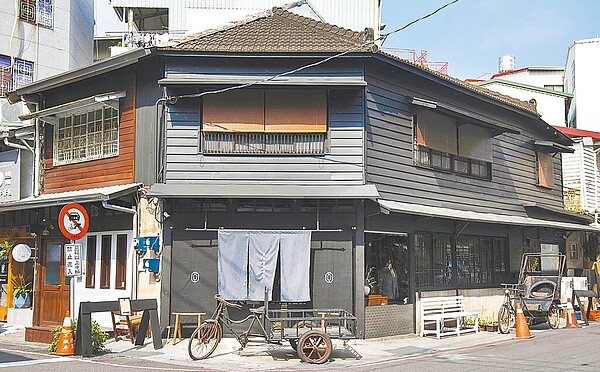 嘉義市「舊屋力」計畫推動10年，成功補助150案老屋改造，包括近來頗為知名、成功轉型的「新華美西裝社」，今年起舊屋力轉型成老屋修繕競圖大賽，開放民眾報名，讓自家或承屋老屋成競圖標的。（嘉義市政府提供／呂妍嘉義傳真）