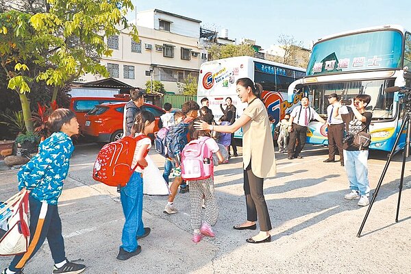 中橫公路西端搶通後,南投縣長許淑華(左四)派車協助受困西寶國小師生繞半個台灣返家。許淑華8日表示,回家的路非常的遠,盼中央能強化東西向交通。(南投縣政府提供/楊靜茹南投傳真)