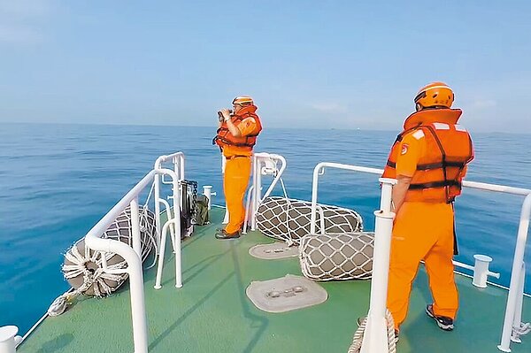 屏東東港籍「鴻興漁號」漁船3日花蓮大地震當天出海後失聯多日,海巡署8日中午於貓鼻頭西南方45浬處海域發現「鴻興漁」號漁船,船上3名船員平安。圖為高雄海巡隊在海上尋找情形。(海巡署提供/林瑞益高雄傳真)