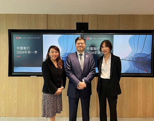 據仲量聯行最新第1季季報顯示,首季北市A辦租金季漲1.1%,來到每坪月租金3,194元,為連11季上漲;仲量聯行商業不動產部副總經理游淑芬表示,商辦租賃市場已朝M化發展,只要具有辦公室升級、綠色辦公趨勢,2019年起這類頂級商辦已有溢價逾25%空間,和同區A級辦公拉開租金距離。中為仲量聯行董事總經理侯文信。仲量聯行提供