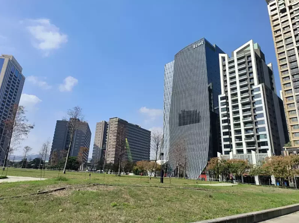 副都心重劃區建設逐漸完備，企業總部、公家機關、文教設施皆進駐。（圖／信義房屋提供）