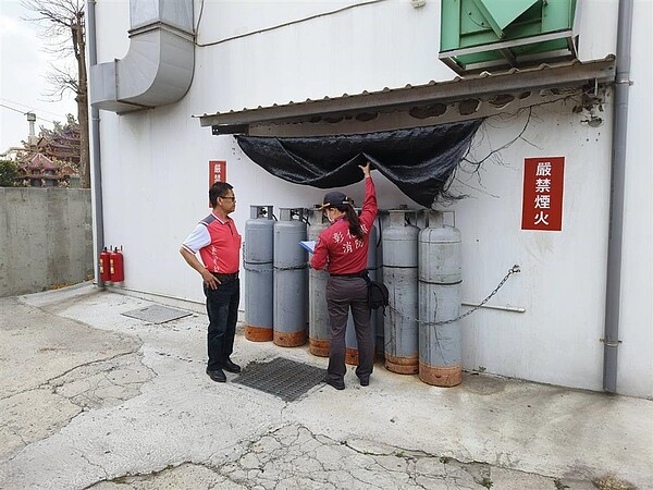 瓦斯火災氣爆94%在營業住家! 消防局籲6大防範保安全 液化石油氣串接場所應設有嚴禁煙火標示,且直立放置於室外並固定防止傾倒。圖/消防局提供