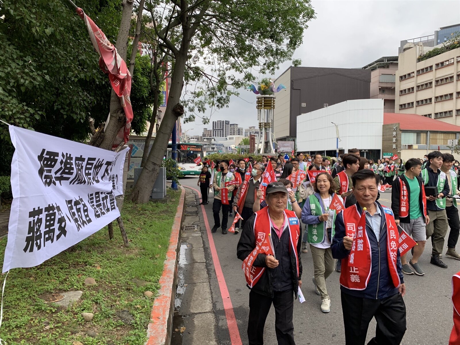 環狀線新北產業園區捷運出土段受害廠戶自救會今天在五工路發起遊行。記者葉德正/攝影
