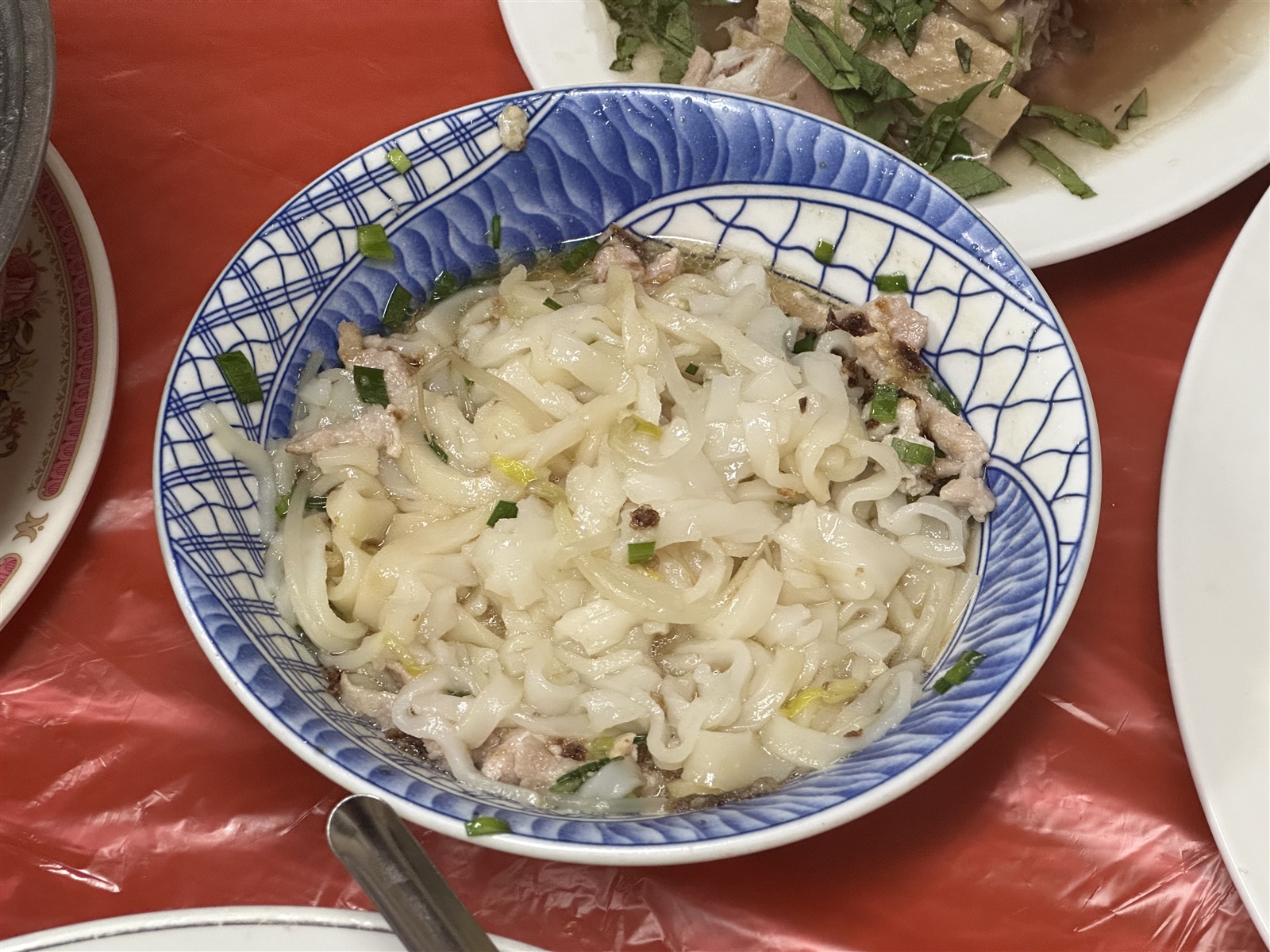 湯粄條料理是客家米食代表之一，純白的粄條又有「面帕粄」之稱。記者巫鴻瑋／攝影 