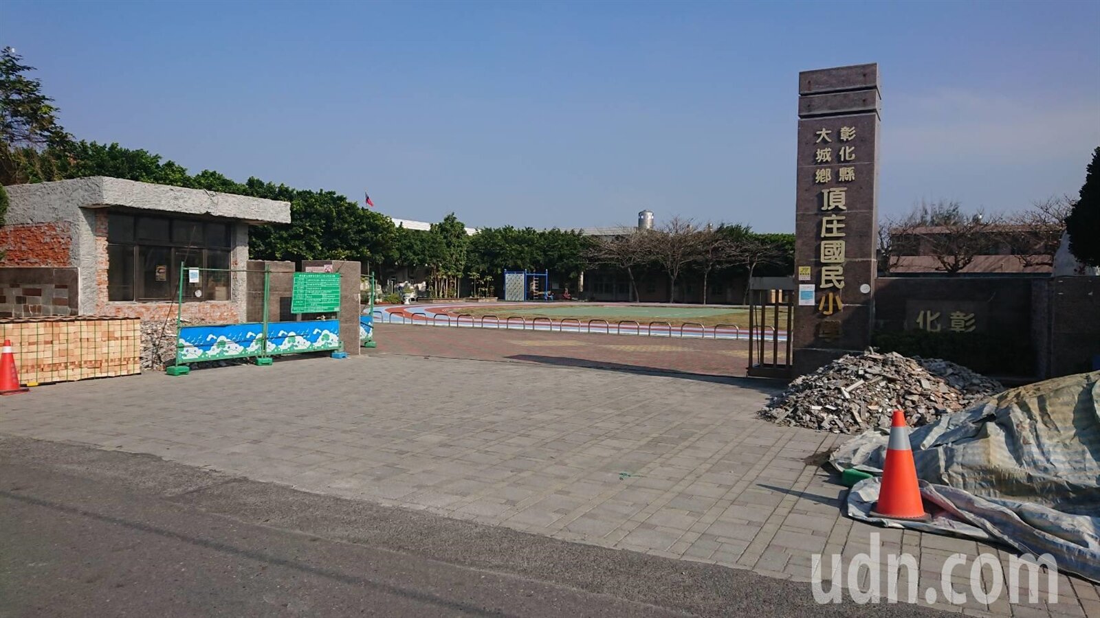 彰化縣大城鄉頂庄國小停招,鄉公所將在頂庄村興建第二座納骨塔,被村民抱怨「吃虧的都是我們」。記者簡慧珍/攝影