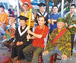 不老環台抵嘉！　穿軍服跳騎馬舞