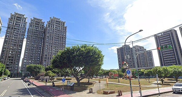 桃園「新興區」3字頭香、已「往這走」!自住客勇敢下手:怕價再漲 周亞威店東指出,八德擴大預售案平均價格仍在3字頭,但已有40萬出頭的價格出現,許多首購族、自住客怕未來房價繼續升,因此評估可負擔後就勇於下手。圖/google map