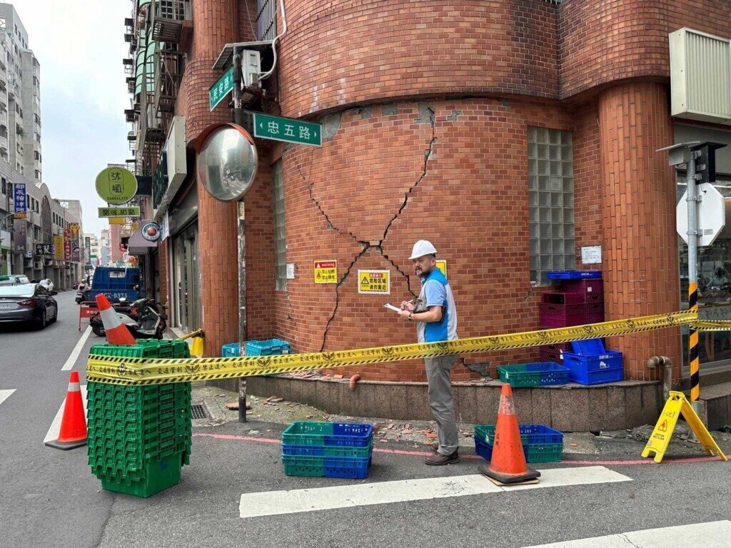 桃園一處建物因地震受損,現場圍起封鎖線,由技師赴現場了解情形,圖片桃園市政府提供